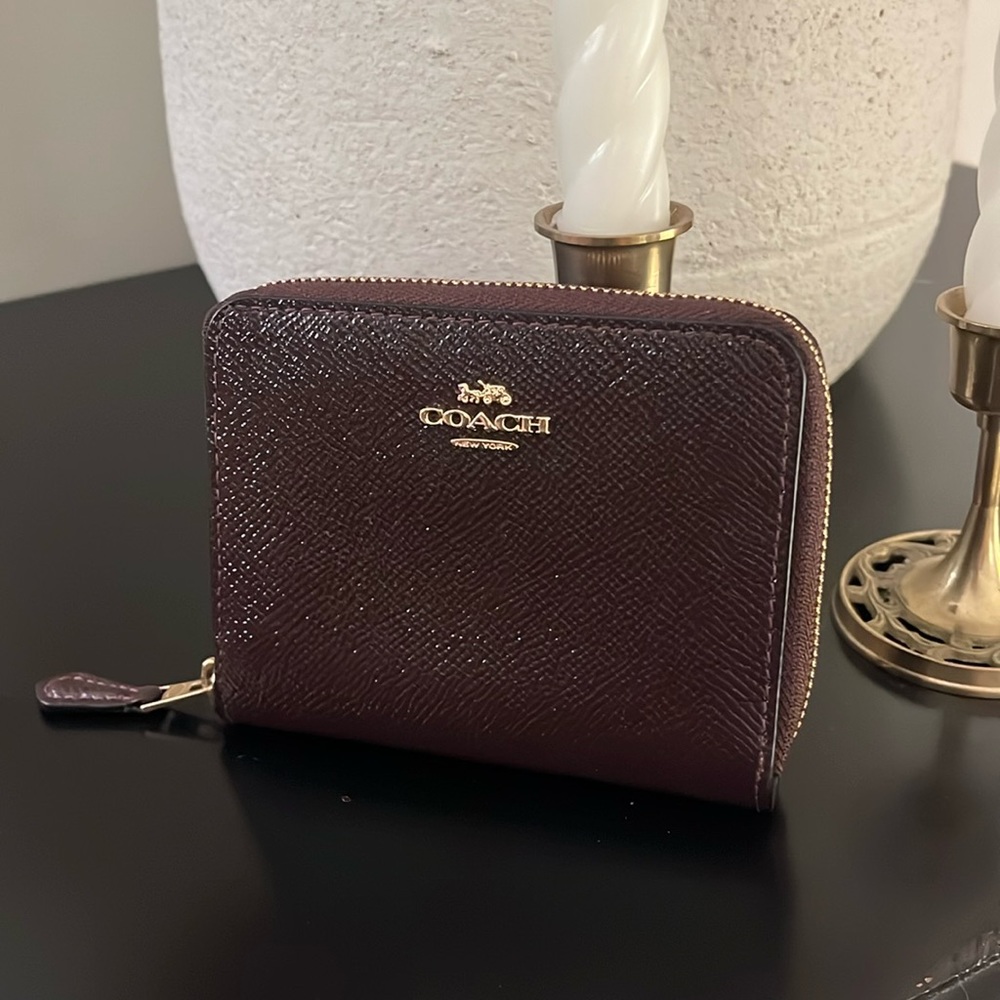 Coach Zip wallet in patent leather. Oxblood color.